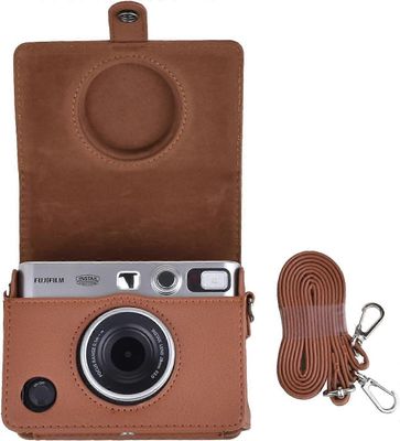 JUSCH Mini EVO -kamerakotelo, joka on yhteensopiva Fuji Instax Mini EVO -pikakameran kanssa säädettävällä olkahihnalla ruskeassa litsikuviossa vaak...