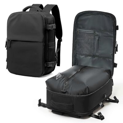 Suuri matkareppu tyhjiöpuristustiivisteellä työn varastointiin ja yliopistoon henkilökohtaisten tavaroiden kuljettamiseen musta