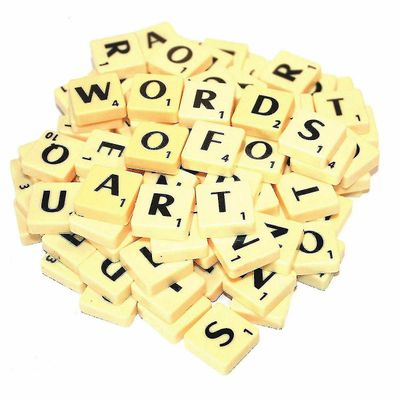 A-z muoviset scrabble-laatat aakkoset kirjaimet pistenumeroilla 100 pcs