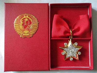 Hieno entinen Neuvostoliiton marsalkka Viiden tähden CCCP-pinssi Sotilaallinen kunniamitali Neuvostoliiton sankaruus Erikoismerkki Isänpäivän lahjat