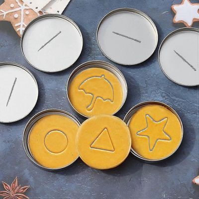 24-osainen kalmari-keksimuottipelisetti, peltirasia ja neula