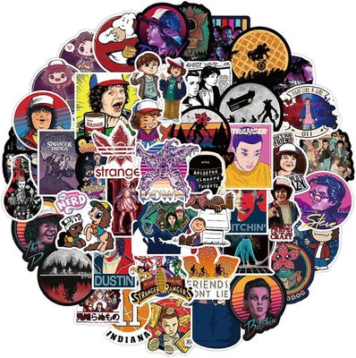 Ubiuo 50kpl Stranger Things Vinyylit Kannettavan tietokoneen tarra Vedenpitävät tarrat Matkatavarat Rullalauta Vesipullotarrat Tarra polkupyörälle