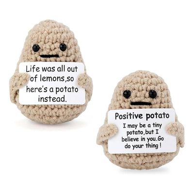 2Pcs morsom positiv potetleketøy, søt heklepotetdukke med positivt kort, lys farge