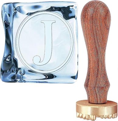 Ice Cube Stamp J Letter Design irrotettavalla messinkipäällä ja puukahvalla cocktail-viskijuomille