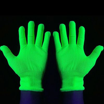 Hehkuvat käsineet tummanmustassa valossa neonjuhlien fluoresoivaan koristeluun Käsirekvisiitta tarvitsee UV-korkeaa laatua Tarvitsetko UV-valoja 5p...