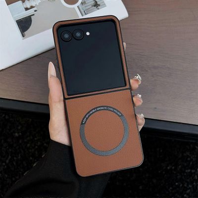 Motorola Razr 60 Ultra 5G -kotelolle Anti-Drop PU -nahka + PC-kansi, joka on yhteensopiva MagSafen kanssa Ruskea