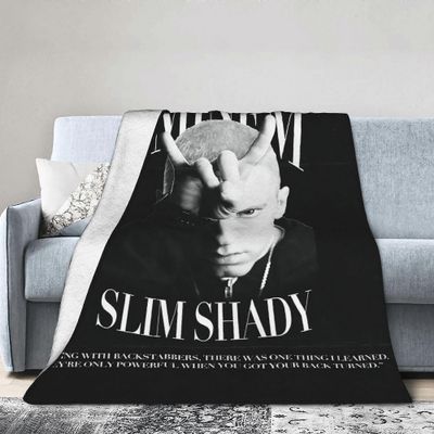 Kerota Eminem-faneille suunniteltu erittäin pehmeä flanellipeitto, jossa on rapin ja hip hopin teemoja. Tämä lämmin ja viihtyisä peitto sopii täyde...