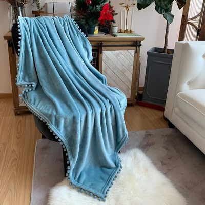 Linkrunning Flannel tæppe med pompom frynser Letvægts hyggelig seng tæppe blød kaste tæppe pasform sofa sofa velegnet til hele sæsonen (lyseblå, 51...