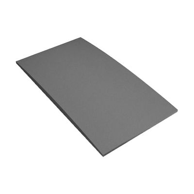 Roikkuva patjatuki patjan tukilevyn alla hotellin makuuhuoneen kotiin