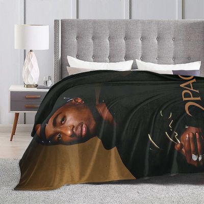 Kerota Tupac 2Pacin inspiroima erittäin pehmeä flanellipeitto, joka sopii täydellisesti rap-harrastajille. Tämä lämmin ja viihtyisä huopa on ihante...