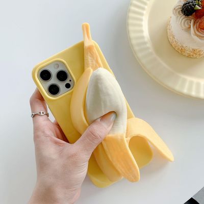 Miehet Naiset Luova Hauska uutuus Tyylikäs puristettava 3D-keltainen banaanilelu koristelu puhelinkotelo IPHONE 13