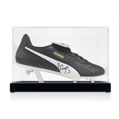 Exclusive Memorabilia Kenny Dalglish allekirjoitti Puma King -jalkapallokengän. Vitriinissä