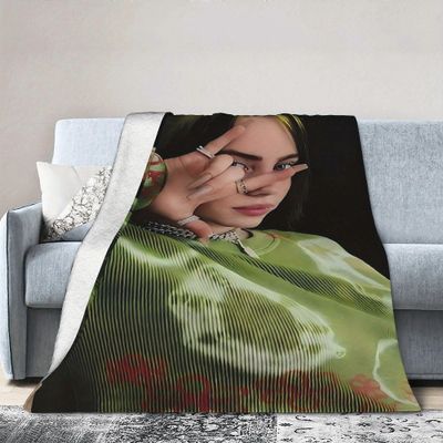 Kerota Billie Eilishin luovalla inspiraatiolla suunniteltu erittäin pehmeä flanellipeitto, joka sopii täydellisesti olohuoneen, makuuhuoneen, toimi...