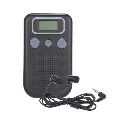 Kuulokojeiden äänivahvistin Akku, joka toimii korvakuulonparannuslaitteella, jossa on kuulokemikrofoni vanhuksille ja aikuisille