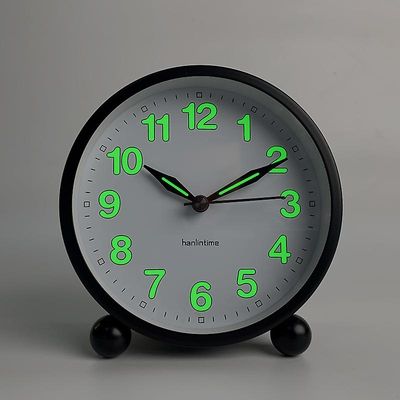 stille vekkerklokke - ikke tikkende analoge vekkerklokker med varmt lys - minimalistisk runde