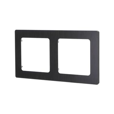 Targa da parete in alluminio di colore nero, dal design moderno ed elegante. Realizzato con precisione tedesco/francese, include 2 chiavi per un uso pratico in qualsiasi spazio.
