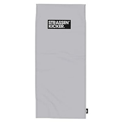 STRASSENKICKER sport- en fitnesshanddoek, ca. 50 x 110 cm + 15 cm klep, 100% polyester, met vlaglabel, achterkant met hoes voor fitnessapparatuur en geïntegreerd ritsvak