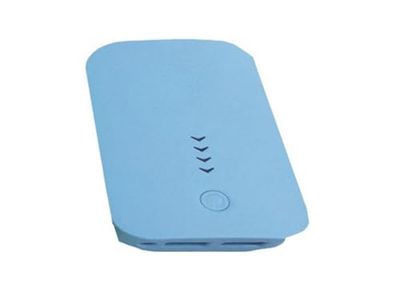 Przenośna bateria 8400 mAh w żywych niebieskich kolorach, idealna do ładowania urządzeń w dowolnym miejscu. Kompaktowa i lekka konstrukcja zapewnia, że zawsze będziesz mieć przy sobie energię.