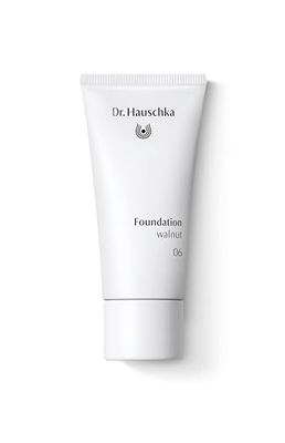 Dr. Hauschka - Podkład 06 orzech włoski