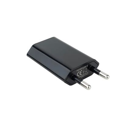 Mini USB-lader in zwart met een uitgangsvermogen van 5 V en 1 A, ontworpen voor het veilig en efficiënt opladen van apparaten. Het compacte formaat maakt het ideaal voor transport naar elke stekker
