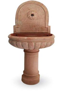 FONTANA DA GIARDINO IN TERRACOTTA FATTA A MANO; ALTEZZA CM. 118, LARGHEZZA CM. 56 COMPLEMENTO D'ARREDO IN COTTO