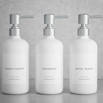 KIBAGA, Elegante set di 3 erogatori per shampoo, balsamo e bagnoschiuma, 620 mL, con pompa ed etichette, facile da ricaricare, per un miglioramento istantaneo dell’arredamento del bagno, colore bianco