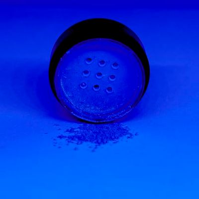 Stargazer Eye Dust Fórmula vegana y sin parabenos que brilla bajo la luz ultravioleta, neón azul, 1 unidad