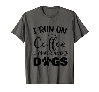 Diseño divertido para amantes de los perros con texto en inglés "I Run on Coffee Chaos and Dogs" Camiseta