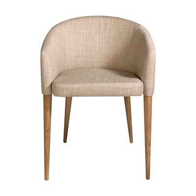 Silla comedor tapizada en tela con reposabrazos y estructura de patas en madera de fresno de color nogal.