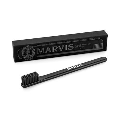 Marvis Brosse à dents noire – Brosse à dents élégante à résistance moyenne – Brosse à dents de voyage avec capuchon de protection transparent
