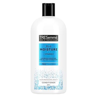 TRESemmé Moisture Rich Conditioner with vitamin E for dry, damaged hair 900 ml