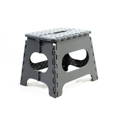 Tabouret Pliable Multifonction Avalon fabriqué en PVC résistant. Échelle 1 Marche ou échelle Pliable pour Une Utilisation comme Tabouret Pliable de Cuisine. Ce Tabouret Bas Mesure 27 x 33 x 26,5 cm