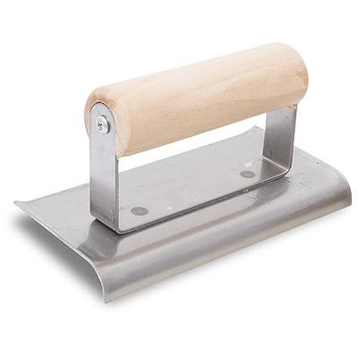 La truelle à béton de Marshalltown, R 10 mm, L 13 mm, en acier avec manche en bois 152x70 mm, permet de bien arrondir le béton