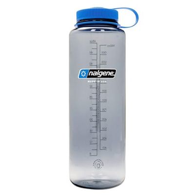 Nalgene Sustain Tritan BPA-vrije waterfles gemaakt van materiaal afgeleid van 50% plastic afval, 50 oz, brede mond, grijs