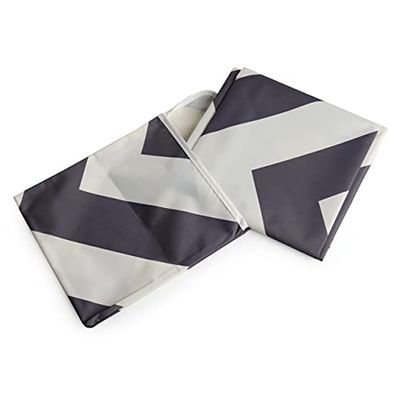 Prince Lionheart - Tapete de chão multiusos CatchallTM (42 "x 42") - Cinzento Chevron e branco - limpar com um pano; antiderrapante; ideal para refeições, artesanato ou corte de cabelo, unissexo