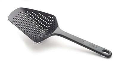 Joseph Joseph Scoop Plus Cucchiaio Scolapasta, scola e servi, resistente al calore fino a 200°C, lavabile in lavastoviglie, nero, grande