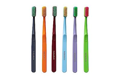 Betadent 1 SPAZZOLINO HARD. Setole dure con punte arrotondate per rimuovere la placca batterica in modo efficace. Un pezzo, colori assortiti