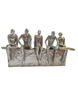 DRW Figura de Varios Hombres sentados Resina Plateada 33x6x17 cm
