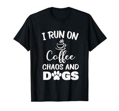 Diseño divertido para amantes de los perros con texto en inglés "I Run on Coffee Chaos and Dogs" Camiseta