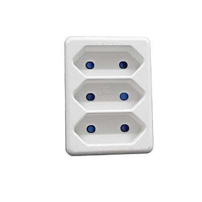 Adaptador bipolar de 3 tomas sin tierra, ideal para conectar múltiples dispositivos eléctricos en espacios reducidos.
