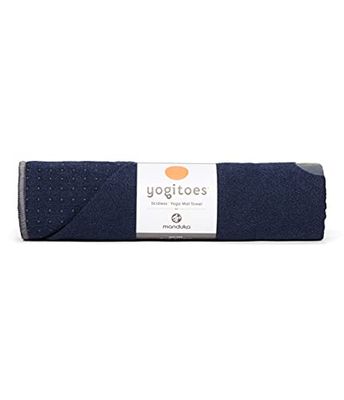 Manduka Yogitoes Yogitoes Yogahanddoek voor mat, antislip en sneldrogend, voor hete yoga, met rubberen bodemgreeppunten, dun en licht, 180 cm, middernacht