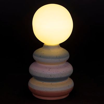 Villa d'Este Home Tivoli 1996 Op batterijen werkende LED-wereldbol lamp van aardewerk, hoogte: 18 cm, sokkel: overlappende ringen
