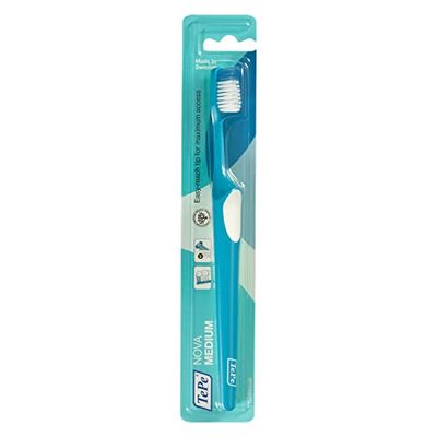 TePe Spazzolino Nova, Medium, 1pz, punta allungata per un accesso migliore ai denti posteriori, spazzolino medium per una rimozione della placca facile e sicura