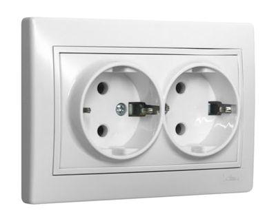Base doble Schuko 2P+T blanca, serie Europa, de instalación fácil, para conectar dispositivos eléctricos en el hogar o la oficina.