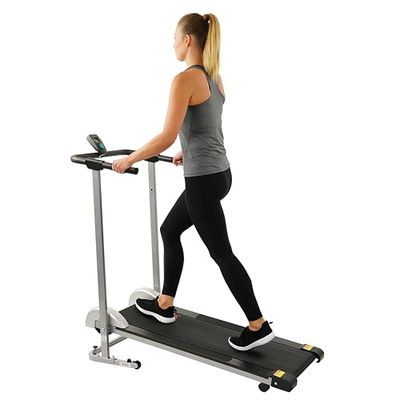 Sunny Health & Fitness Tapis roulant manuale, non elettrico, pieghevole e dal design compatto, pedana silenziosa, monitor digitale per appartamento, palestra, ufficio domestico