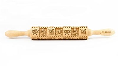 Folkroll 13267 - Mattarello decorativo 2 maniglie formato medio, incisione motivi regali di Natale - cavallo a dondolo, fiocco, pupazzo di neve, regalo - legno di faggio - 370x45x45mm