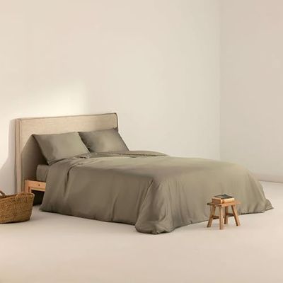BELUM | Satin 300-trådsöverdrag 90-trådssäng mått Produkt: 155x220 cm. Färg: Desert Sage | Satin Påslakan Funktioner: Stängning med genomskinliga dolda knappar.