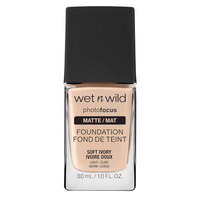 Wet n Wild - Photo Focus Foundation MATTE - Base com fórmula avançada, pele e maquilhagem sempre impecáveis para a câmara e sem brilhos brancos, fórmula matadora - vegan, soft ivory - 1 unidade