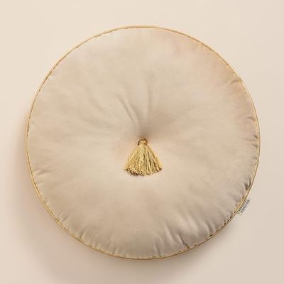 ROOM99 Allure Rund kudde 45 cm prydnadskudde prydnadskudde dekorationskudde plyschkudde fylld soffkudde för soffa säng soffa kudde vardagsrum dekorativ sammet med fransar beige