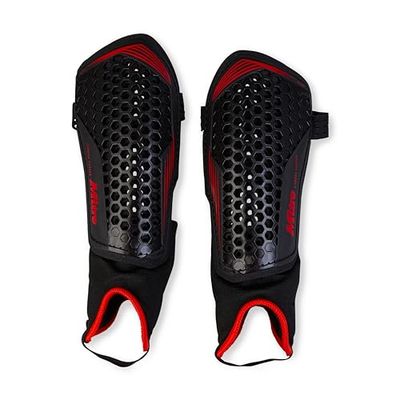 Mitre Aircell Voetbal Enkelbescherming Scheenbeschermers | Extreem Ademend | Lichtgewicht Scheenbescherming, Zwart/Rood, XS